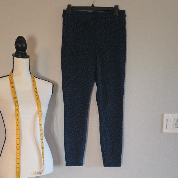 SPANX Pants - SPANX Navy Animal-Print Leggings Size Med EUC